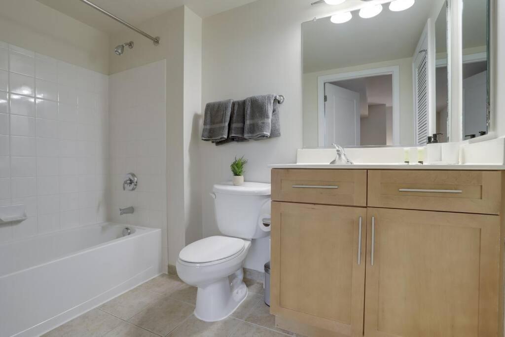 Upscale Comfort Next To Metro And Dining Arlington Exterior foto